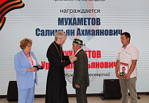 В Кургане священник участвовал во вручении медалей «Отец солдата»