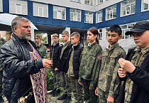 В Кургане по инициативе священника в школе провели акцию «Роза памяти»