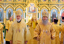 На Литургии в Троицком соборе Кургана пел хор Троице-Сергиевой лавры