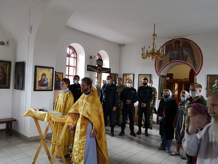 Сотрудники Росгвардии отпраздновали день Крещения Руси в храме великомученика Пантелеимона города Кургана