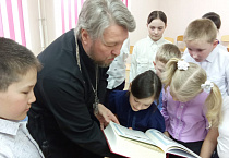 В Белозерском районе настоятель двух Никольских храмов рассказал школьникам о начале книгопечатания