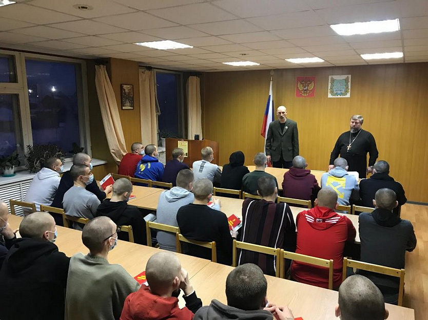 Курганский священник встретился с призывниками, отправляющимися на службу в армию