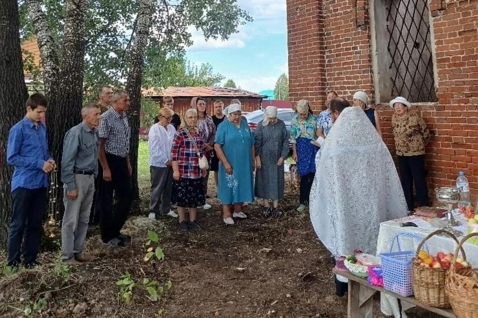 Курганский священник совершил молебен у стен разрушенного храма