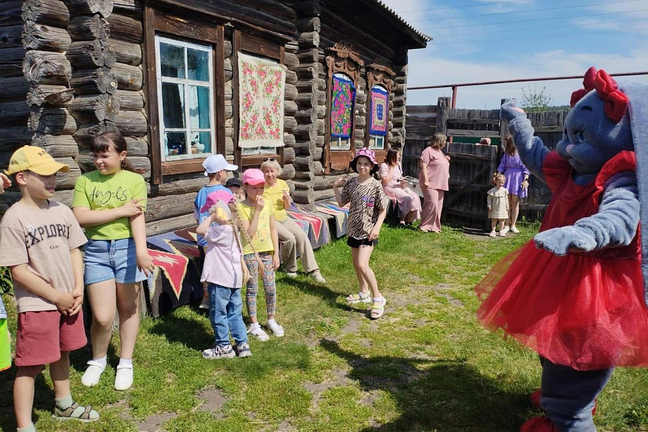 В Зауралье члены СПЖ в праздник учили детей пилить дрова и угощали блинами