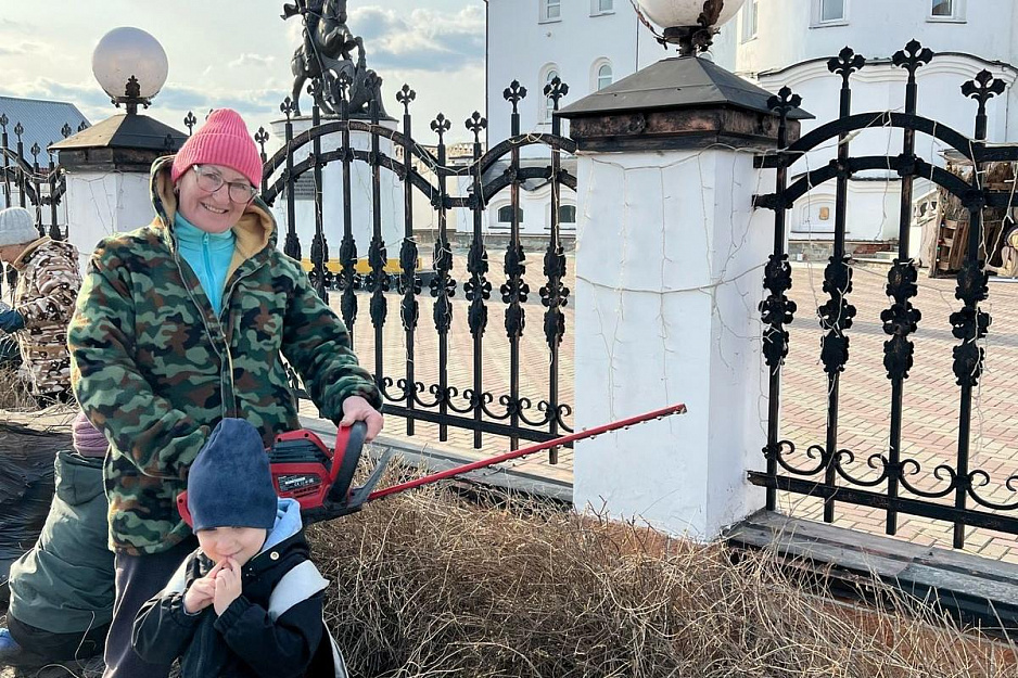 В Частоозерье прихожане навели порядок возле храма