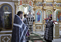 Митрополит Даниил в храме поселка Смолино совершил Литургию Преждеосвященных Даров