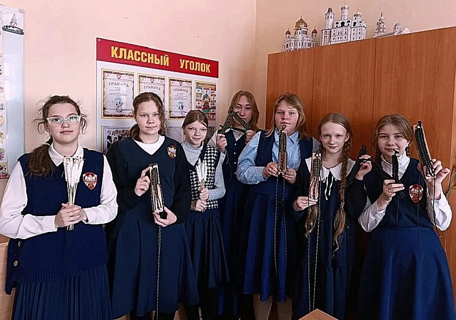 Православные гимназисты Кургана занимаются изготовление тактических факелов и браслетов выживания для бойцов СВО