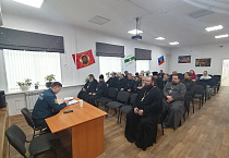 В Кургане священники встретились со специалистом МЧС