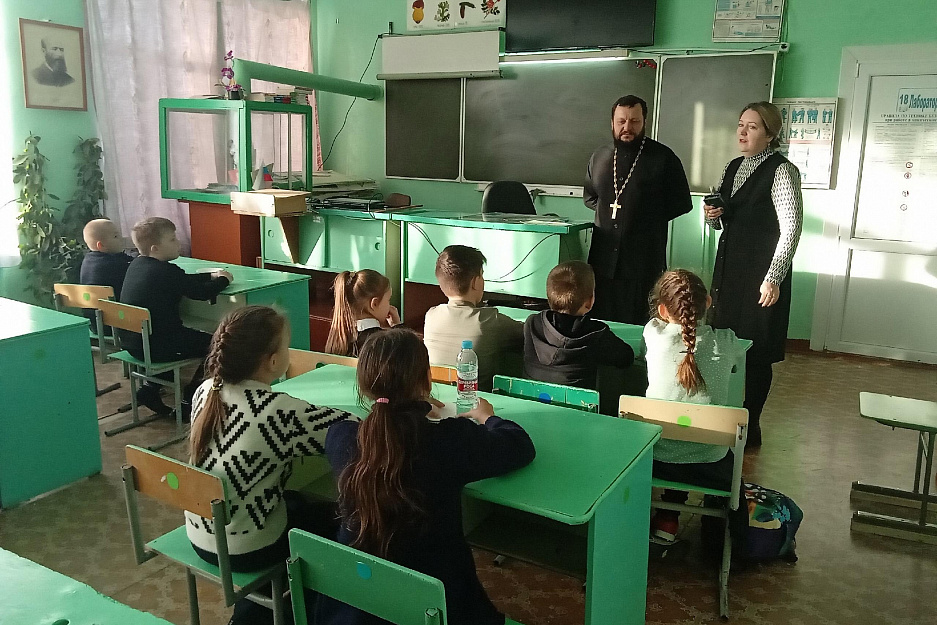 В Лебяжьевском районе священник провел в сельской школе два «Урока нравственности»