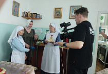 Курганские журналисты накануне Пасхи посетили приходскую социальную столовую