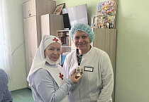 Священник и сестры милосердия принесли пасхальную радость в Курганский онкодиспансер