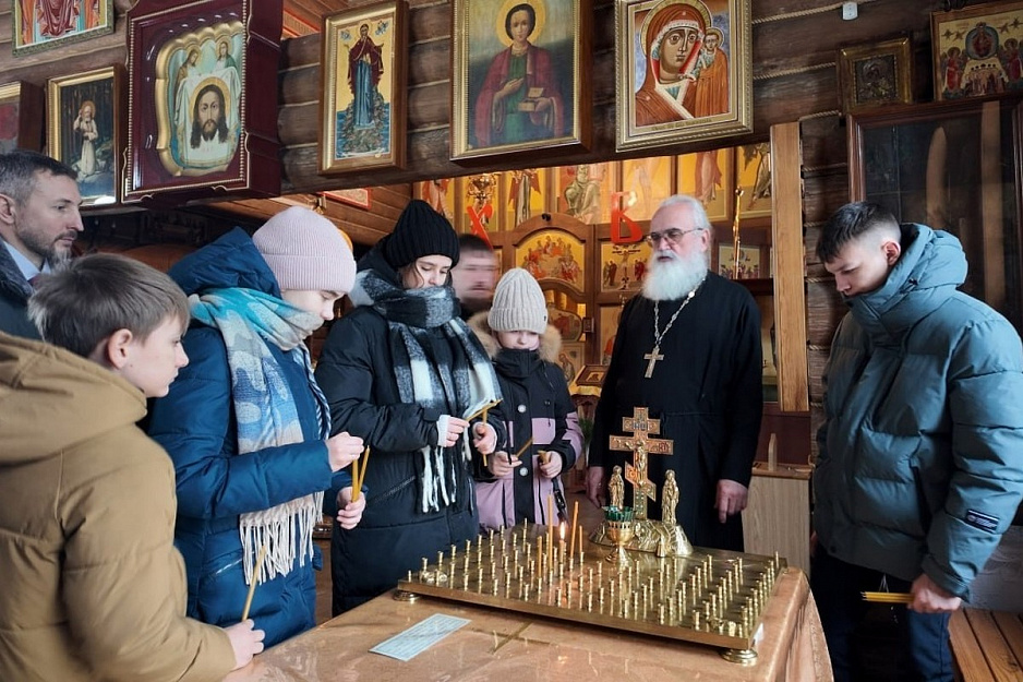 Курганский храм Серафима Саровского посетили гости из православной гимназии
