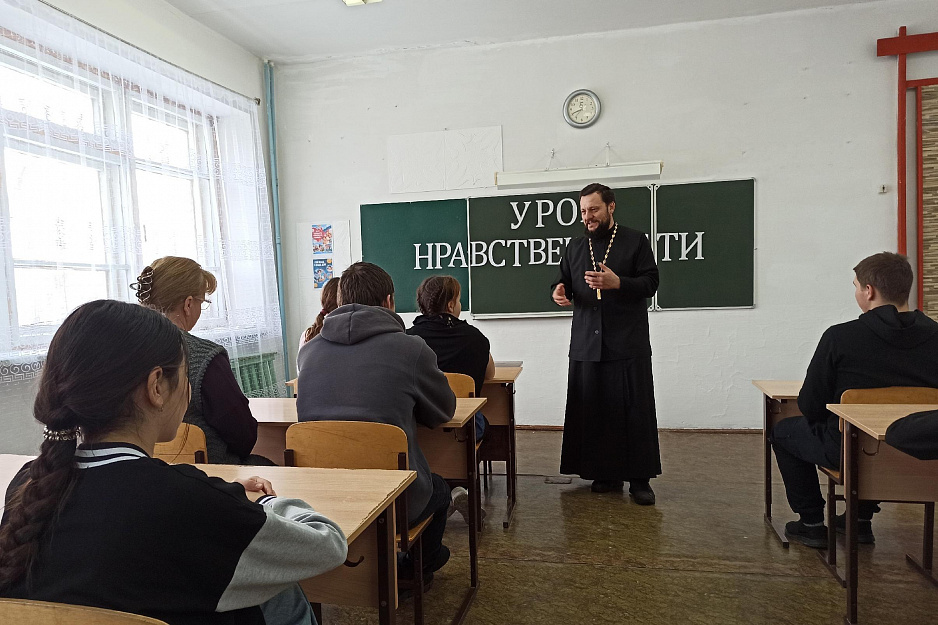 Священник из Лебяжье встретился с учениками сельских школ