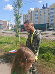 В Кургане гимназисты дарили горожанам российские флажки