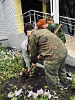 В Кургане по инициативе священника в школе провели акцию «Роза памяти»