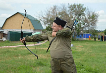 В Зауралье сельский священник напутствовал участников исторического фестиваля