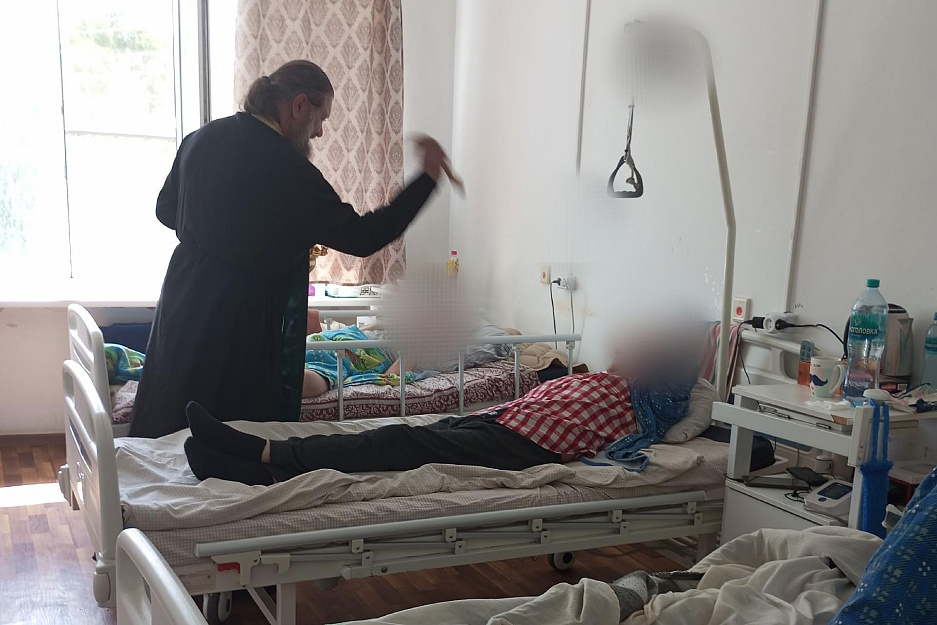 Священник в селе Садовом в Троицу посетил пациентов хосписа