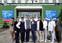 В Курганском госпитале первый учебный день ознаменовали высадкой кустов роз