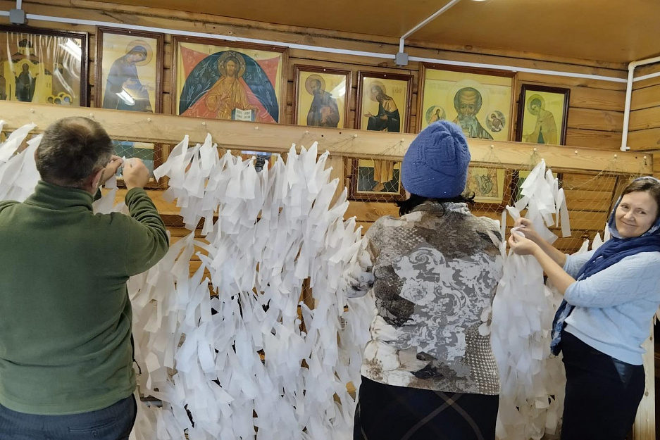  Прихожане курганского храма плетут маскировочные сети