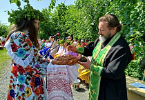 Возле православного храма в Петухово прошёл Троицкий фестиваль