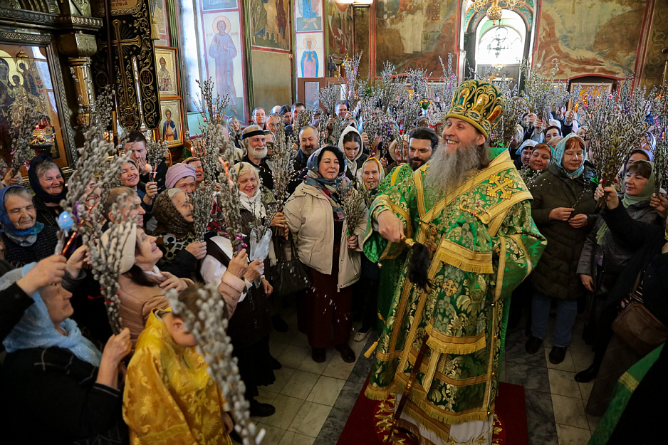 В праздник Входа Господня в Иерусалим митрополит Даниил освятил вербы в Александро-Невском соборе