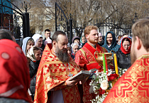 В главном соборе Кургана началась раздача Благодатного огня