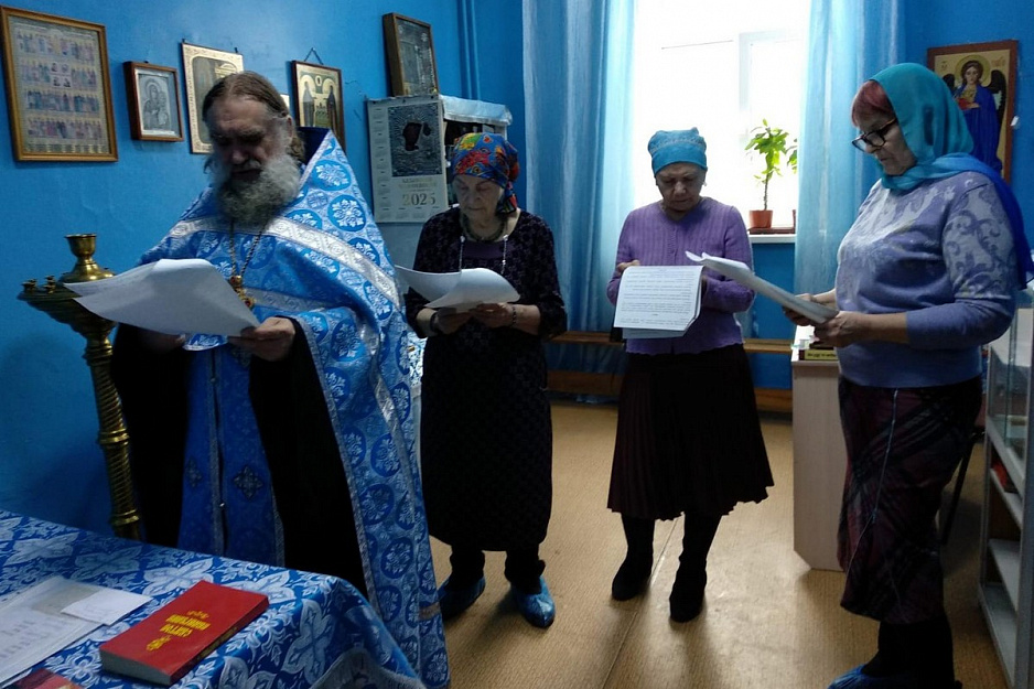В Курганской областной больнице священник причастил больных