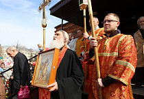 В главном соборе Кургана началась раздача Благодатного огня
