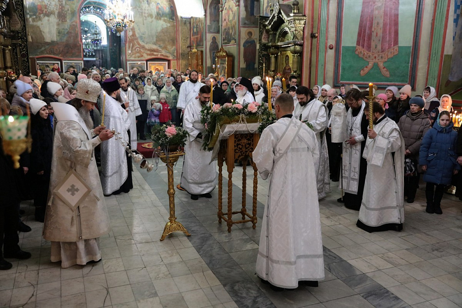 В Рождественский сочельник митрополит Даниил совершил Великое повечерие и Утреню 