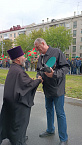 Курганский священник принял участие в митинге в честь Дня пограничника