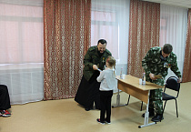 В Лебяжье священник – участник СВО побывал в школе-интернате