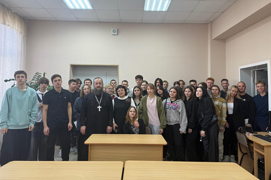 Клирик курганского кафедрального собора рассказал студентам колледжа о человечности