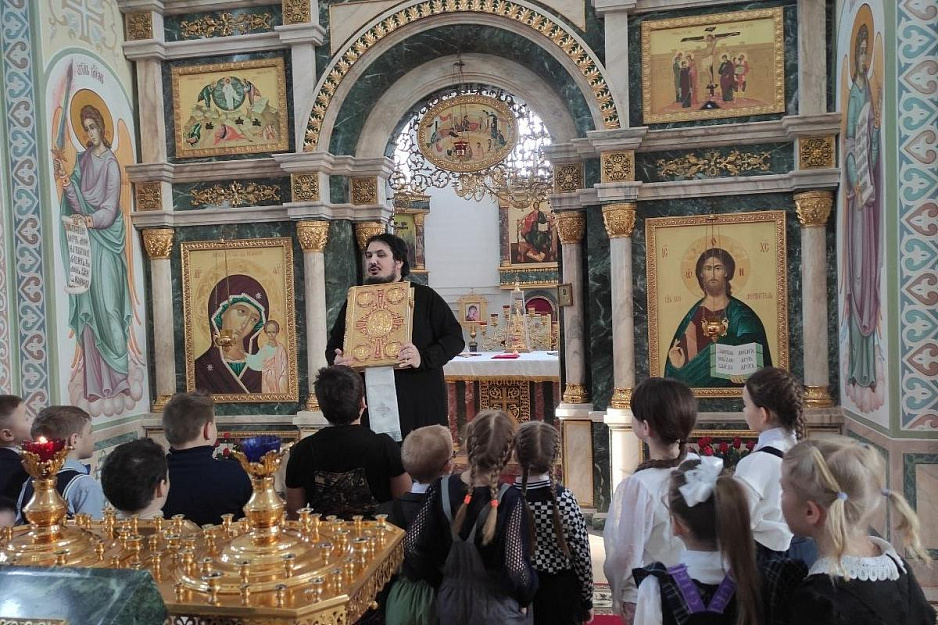 В Частоозерском храме состоялась экскурсия для второклашек