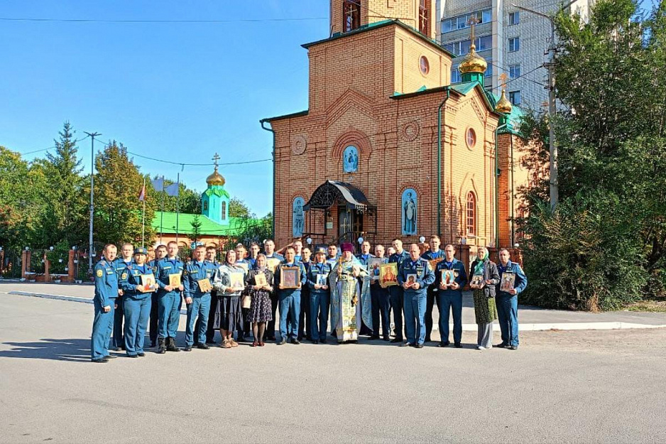 В Кургане священник вместе с огнеборцами помолился небесной покровительнице