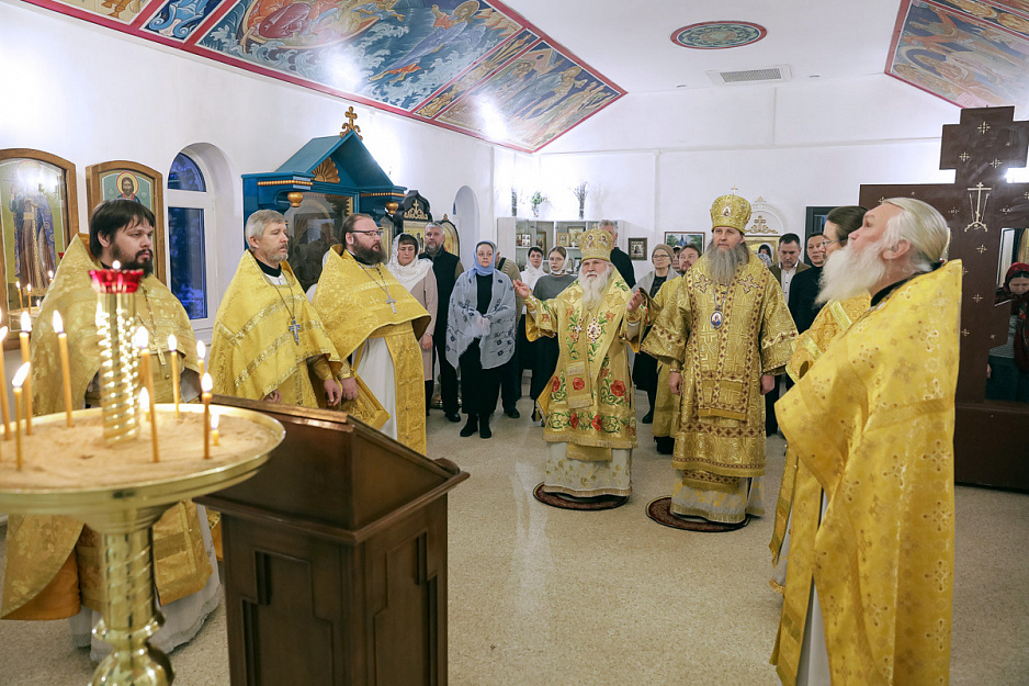 Два архиерея совершили Литургию в Преображенском храме микрорайона Тёплый Стан