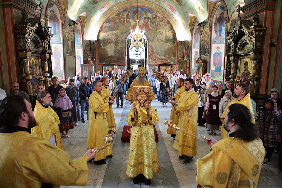 Ранняя архиерейская Литургия состоялась в Александро-Невском соборе Кургана