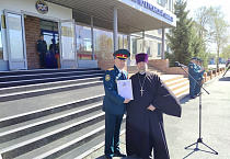 В Кургане священник поздравил огнеборцев с профессиональным праздником