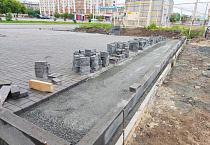 В Кургане возле Троицкого собора продолжается  укладка брусчатки