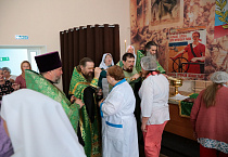 Пациенты медучреждений Кургана и ветераны СВО приложились к мощам святого Патриарха Тихона