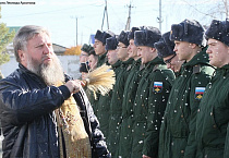 Курганский священник благословил призывников на доблестную службу