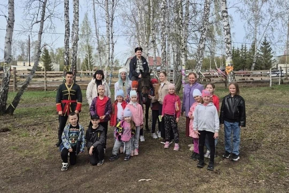 Православные гимназисты Кургана покатались на лошадях в конном клубе