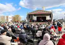 Митрополит Даниил поздравил участников пасхального фестиваля на Троицкой площади Кургана
