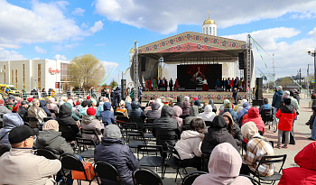 Митрополит Даниил поздравил участников пасхального фестиваля на Троицкой площади Кургана