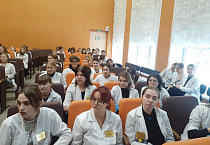 В Кургане священник очередной раз встретился со студентами медицинского колледжа 
