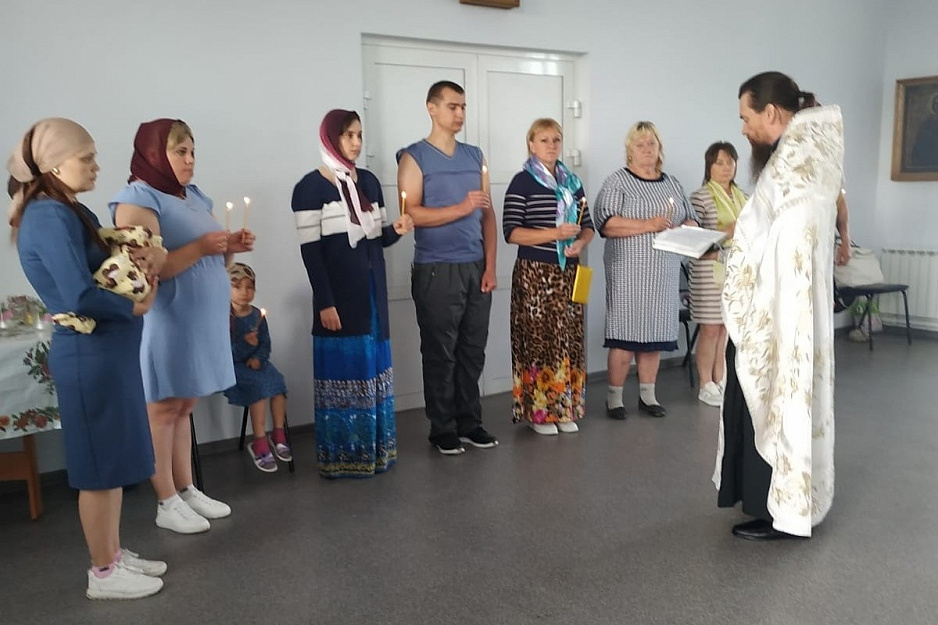 В храме села Шмаково Таинство Крещения приняли семь человек