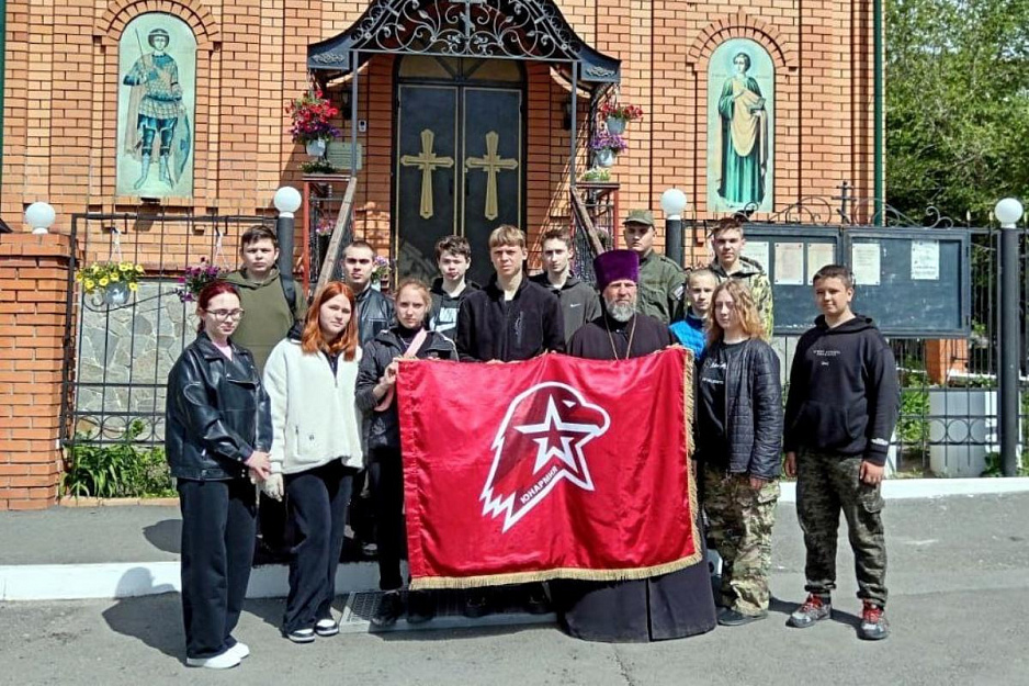 Школьники Кургана высадили на прихрамовой территории более 150 кустов роз