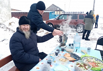 Священник в Нижней Алабуге наградил юных участников праздника сладостями