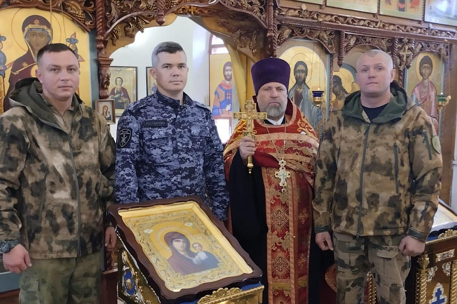 Школьники и росгвардейцы пообщались в курганском храме