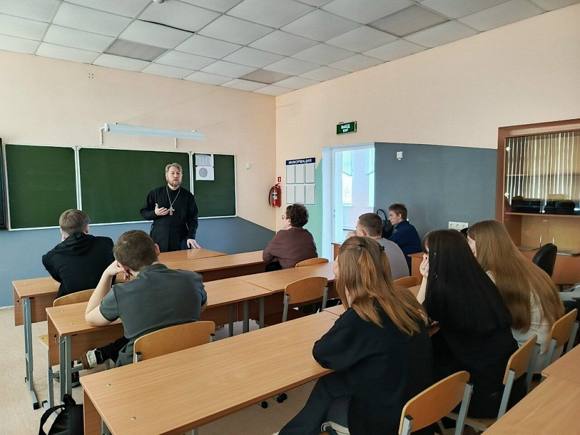 В школе села Памятное прошла беседа со священником на тему семьи