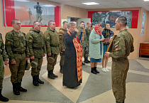 Курганский священник совершил пасхальный молебен в облвоенкомате